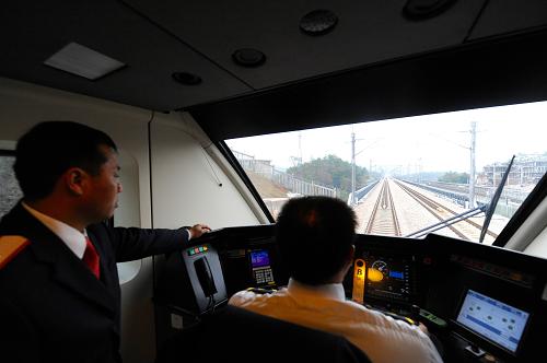 12月26日，司机在驾驶从赣州开往福州的D6977次列车。
