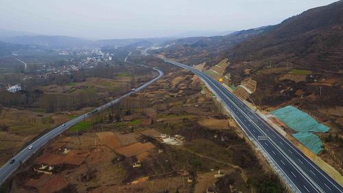 麻柳湾至昭通高速公路（12月25日摄）。左侧为高速建成前车辆须通过的道路。