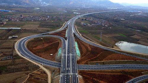 麻柳湾至昭通高速公路（12月25日摄）。