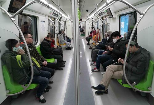 12月26日，市民乘坐北京地铁14号线。当日，北京地铁14号线中段和昌平线二期两条轨道新线投入试运营。14号线中段开通长度16.6公里，自北京南站至金台路站共设车站11座，开通拟投入车站9座，其中换乘站投入5座。据京港地铁相关负责人介绍，贯通试运营初期日均客运量预计53.4万人次。