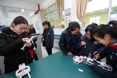 12月26日，中学生在星火创客空间的“三模”实践室内动手实践。