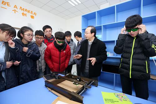 12月26日，中学生在创客空间了解激光雕刻。当日，江苏省首家高中创客空间——南通大学附属中学“星火创客空间”正式启用，将成为师生交流创意和实现创意的平台。星火创客空间建筑面积近4000平方米，建设有创客空间专用实践室、木工技术实践室、物联网实践室、“三模”实践室、机器人实践室等专用教室共14间。创客空间面向全校师生，以高中信息技术、通用技术为基础，以3D技术和开源软硬件为支撑，旨在培养学生创新精神和提高学生实践能力。