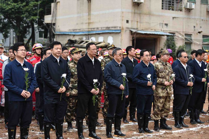 12月26日，广东省、深圳市领导在滑坡事故现场参加哀悼活动。当日是深圳滑坡事故遇难者的“头七”祭日，11时40分，事故现场所有人员为事故中的遇难者默哀，救援的工程设备鸣笛，表达对逝者的哀思。救援人员随即继续投入到搜救工作中。尽管救出幸存者的希望越来越渺茫，但救援仍不会放弃。截至26日，滑坡事故已造成7人死亡，仍有75人失联。