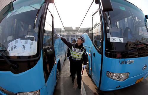 12月27日，上海市公安局奉贤分局交警支队民警在长途客运站检查客车车况。当日，针对节日期间出行旅客较多的特点，上海市公安局奉贤分局交警支队抽调精干警力，加大对客车超载等严重交通违法行为的整治力度，确保节日期间道路交通安全。
