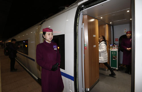 12月28日，乘客在天津西站进站乘坐G6271次列车。当日，随着G6271次列车从天津西站出发开往河北省邯郸东站，津保铁路正式开通运营。津保铁路自天津铁路枢纽天津西站起，经河北省霸州、雄县、安新至保定，线路全长158公里，初期运营时速200公里。开通运营初期开行旅客列车4.5对。津保铁路与京沪高铁、津秦高铁、京广高铁和京津城际四大高速铁路实现无缝连接，对促进东北、华北、华中乃至华南区域间协同发展提供了重要交通运输保障。