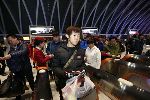 12月28日，乘客在天津西站进站乘坐G6271次列车。