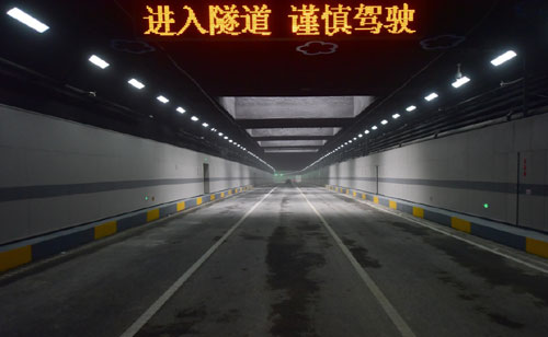 12月28日，汽车从通车的东湖隧道通过。