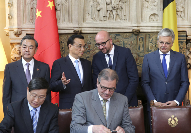 李克强总理6月29日上午在布鲁塞尔与比利时首相米歇尔会谈时强调，中方鼓励两国金融机构开展战略性合作，为实体经济合作提供更强有力的支持；在非洲及其他地区开展三方国际产能和装备制造业合作，推进当地工业化进程。