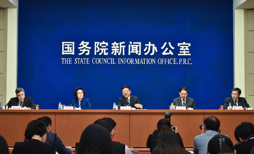 12月29日，国家林业局局长张建龙（中）介绍“第五次全国荒漠化和沙化土地监测”情况。当日，国务院新闻办公室在北京举行新闻发布会，请国家林业局局长张建龙、国家林业局副局长张永利、国家林业局防沙治沙办公室主任潘迎珍、国家林业局宣传办主任程红介绍“第五次全国荒漠化和沙化土地监测”情况，并答记者问。