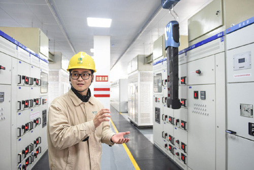 12月29日，一名技术人员在介绍智能巡检机器人，该应用示范单元的各配电站已实现机器人全面替代人工巡检。当日，苏州供电公司宣布首个智能电网应用单元在苏州工业园区玲珑湾小区建成，该单元覆盖小区5112户居民，运用智能智慧数据化管理方式为用户提供稳定、优质、绿色、无线互动式的电能配套服务、供电可靠率达到99.999%，电压合格率达到100%。该单元是国家电网公司在“十三五”期间推行建设坚强智能电网战略重点工程中建成的首个示范区。