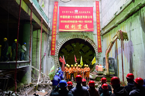 12月29日，中铁16局员工在合肥轨道交通1号线大东门站庆祝“通通号”盾构机破土而出。当日，合肥地铁1号线太湖路站至大东门站盾构区间右线顺利贯通，标志安徽省首条轨道交通线路隧道工程实现全线贯通。下一步将依次实现轨通、电通及通车。预计在2016年底，合肥地铁1号线将试运营。