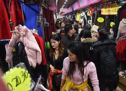 12月29日，市民在即将疏解闭市的聚龙外贸服装商城扫货。