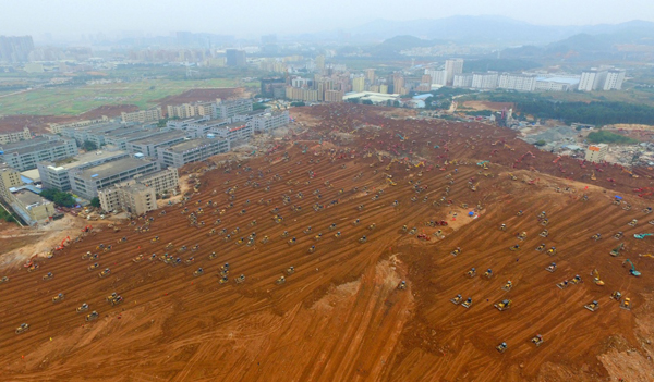 12月29日，救援机械在事故现场紧张施工，土方标高已明显降低。当日，深圳滑坡事故救援进入第十天，失联人员救援工作仍在紧张进行，现场剩余土方标高明显下降。
