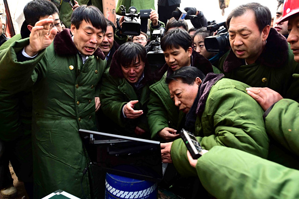 12月30日，救援人员通过生命信息钻孔探测系统与被困矿工取得联系。当日，在山东平邑石膏矿坍塌事故救援现场，救援人员通过生命信息钻孔探测系统，在4号井2号救生孔与井下被困矿工取得联系，救援人员正向井下被困人员输送给养。据现场工作人员介绍，目前已发现8名被困人员。新华社记者 郭绪雷 摄