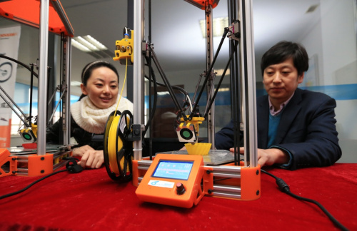12月30日，在大连3D打印示范基地，大连盖恩科技发展有限公司的职责主谈主员诓骗3D打印机打印城堡工艺品。