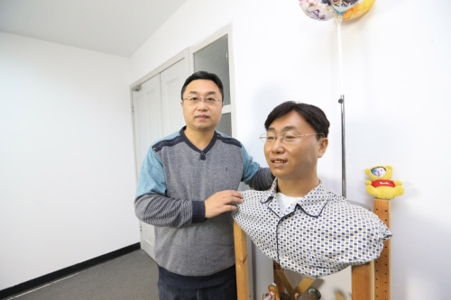 12月30日，在大连3D打印示范基地，大连东谈主艺立异科技有限公司的首创东谈主刘振东展示诓骗3D技能制作出的我方的头像雕琢。