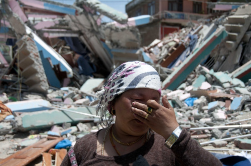 4月25日，尼泊尔中部地区发生8.1级强烈地震。地震在尼泊尔境内造成约9000人死亡、2.2万多人受伤，全国受灾民众达800万，约占尼泊尔总人口的四分之一。地震还导致尼泊尔大量基础设施和文化古迹损毁，其中包括著名的世界文化遗产杜巴广场，尼泊尔重要经济支柱旅游业受到重创。灾害发生后，包括中国在内的国际社会施以援手，帮助尼泊尔灾区开展救援和重建工作。5月15日，在距离尼泊尔首都加德满都约150公里处的多拉卡，一名妇女在自家倒塌的房屋外哭泣。