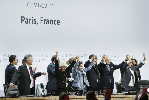 12月12日晚，《联合国气候变化框架公约》近200个缔约方在法国巴黎一致同意通过《巴黎协定》，为2020年后全球应对气候变化行动作出安排。根据协定，各方将以“自主贡献”的方式参与全球应对气候变化行动，把全球平均气温较工业化前水平升高控制在2摄氏度之内，并为把升温控制在1．5摄氏度之内而努力。全球将尽快实现温室气体排放达峰，本世纪下半叶实现温室气体净零排放。中国为推动达成协定作出了积极的建设性贡献，得到各方高度评价。12月12日，在法国巴黎北部市郊的布尔歇展览中心，法国外交部长、巴黎气候变化大会主席法比尤斯（右三）、法国总统奥朗德（右二）与联合国秘书长潘基文（右四）、《联合国气候变化框架公约》秘书处执行秘书菲格雷斯（右五）在巴黎气候变化大会上庆祝巴黎气候协议的达成。