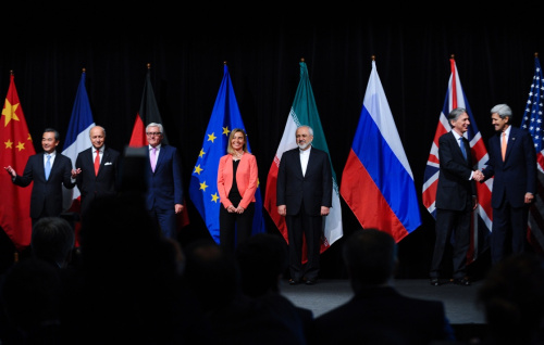 7月14日，伊朗核问题六国（美国、英国、法国、俄罗斯、中国和德国）与伊朗经过近两年谈判，达成解决伊核问题的全面协议。根据协议，伊朗放弃部分核计划，西方则逐步解除对伊经济和金融制裁。10月18日，协议开始生效。12月15日，国际原子能机构通过决议，结束对伊朗是否秘密研发过核武器等问题长达12年的调查，为有关方解除对伊制裁消除了不确定性，协议将进入执行阶段。尽管达成全面协议，但伊朗与以美国为代表的西方国家之间改善关系之路仍然漫长。7月14日，在奥地利维也纳，中国外交部长王毅、法国外长法比尤斯、德国外长施泰因迈尔、欧盟外交和安全政策高级代表莫盖里尼、伊朗外长扎里夫、英国外交大臣哈蒙德、美国国务卿克里（从左至右）在新闻发布会前出席集体合影仪式，俄罗斯外长拉夫罗夫缺席。