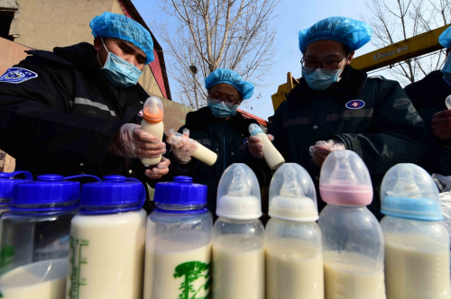 12月30日，医护人员在准备向井下被困矿工输送的营养液。当日，为保障在山东平邑石膏矿坍塌事故中被困的8名矿工生命体征正常，救援人员根据被困矿工状况，通过救生孔不断向井下输送“救命给养”。据悉，8名被困矿工是救援人员在事故发生6天后联系上的。目前，仍有17人被困井下，救援工作正有序推进。