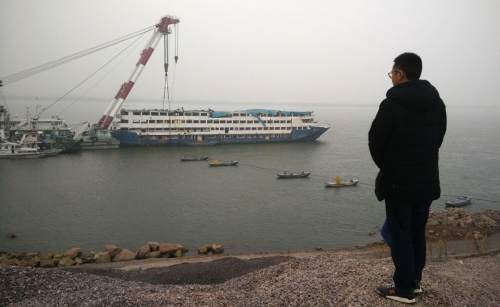 这是12月22日拍摄的停放在长江监利段水域的东方之星船体。