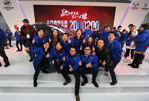 12月31日，上汽通用五菱宝骏基地，公司员工与现场下线的一辆宝骏560汽车合影。当日，上汽通用五菱汽车股份有限公司在位于广西柳州市柳东新区的上汽通用五菱宝骏基地宣布公司已正式成为国内首家年产销突破200万辆的车企。2015年，在国内车市进入微增长的新常态下，上汽通用五菱实现逆市强势增长，公司年产量达200.5万辆，同比增长11%；年销量达204万辆，同比增长13%。预计全年销售收入918亿元，同比增长25.4%。
