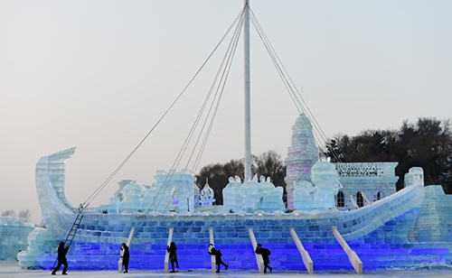 12月31日，在哈尔滨市太阳岛雪博会园区，游客在冰雪建筑前游玩拍照。当日是2015年最后一天。许多市民和游客来到冰城哈尔滨市的冰雪旅游景点，在赏冰玩雪中迎接新年。