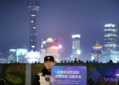 12月31日，民警在外滩执勤。当日是2015年最后一天，上海外滩加强警力部署，并根据人流情况实施单向通行、限流等措施，为游客营造安全的出行环境。