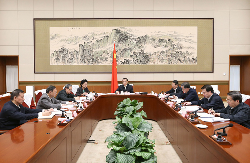 12月31日，中共中央政治局常委、国务院总理李克强主持召开会议，再次听取“十三五”《规划纲要》编制工作情况汇报并作重要讲话。