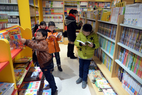 1月1日，读者在江西省南丰县桔都书店选购、阅读书籍。新华社发（袁智 摄）