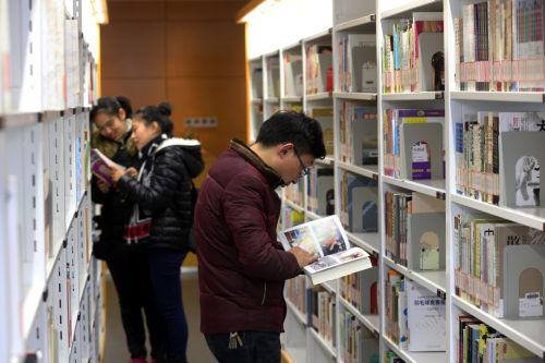 1月1日，读者在江苏南通图书馆新馆图书借阅区选阅图书。新华社发（许丛军 摄）