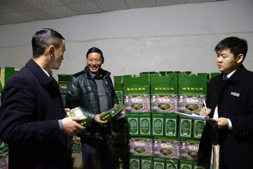 1月1日，在贵州省遵义市凤冈县土溪镇三河社区，土溪镇信用社工作人员在村民曾宇（中）的皮蛋厂调查了解情况。曾宇通过信用社获得贷款300万元。新华社发（罗星汉 摄）