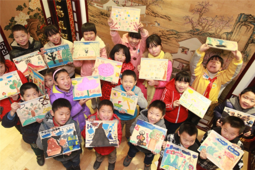 1月2日，外来务工子女参加“木绘小天使工艺系列活动”展示作品。当日，在石家庄市桥西区工业旅游基地，200多名外来务工家庭的小学生在父母的陪伴下，参加由文化企业举行的“木绘小天使工艺系列活动”，孩子们用画笔在木板上描绘对新年的畅想和祝福。该活动目前已接待全市范围内的学生和家长1000多人次，免费为孩子们提供创作平台，激发学生们的创作热情。新华社发（詹新城 摄）