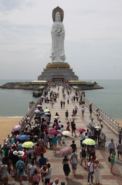 游客在海南省三亚市南山文化旅游区游览。（2015年10月4日摄）新华社发（陈文武 摄）