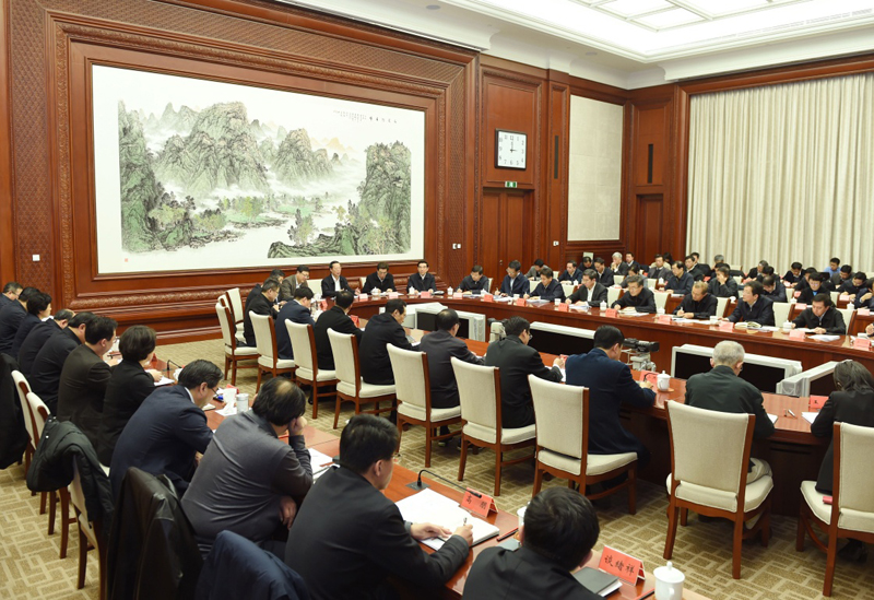 1月4日，中共中央政治局常委、国务院副总理张高丽在北京市调研并主持召开大气污染防治工作座谈会，听取北京市委市政府的汇报和意见建议。新华社记者 王晔 摄