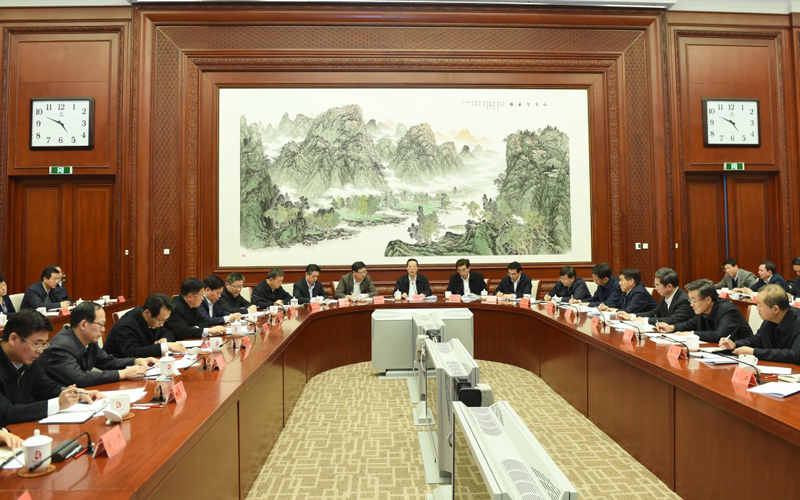 1月4日，中共中央政治局常委、国务院副总理张高丽在北京市调研并主持召开大气污染防治工作座谈会，听取北京市委市政府的汇报和意见建议。新华社记者 王晔 摄