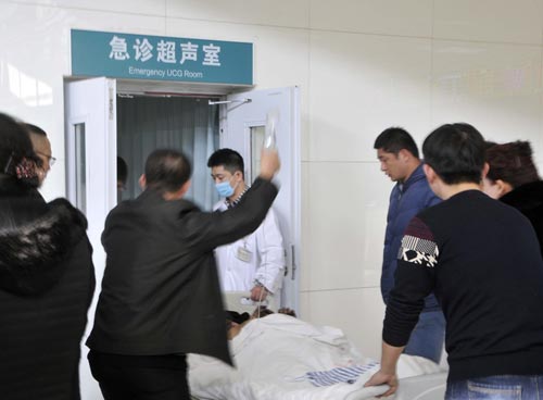 1月5日，在宁夏医科大学总医院，一名伤者被紧急送往超声室检查。当日7时许，一辆车号为宁A22870的301路公交车沿109国道由北向南行驶至银川市贺兰县德胜园区金盛国际家居城路段时起火。据初步统计，该事故已造成14人死亡32人受伤。目前受伤人员已被送往医院进行救治，事故原因及伤亡人数正在进一步调查核实之中。