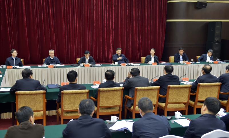 1月5日，中共中央总书记、国家主席、中央军委主席习近平在重庆召开推动长江经济带发展座谈会，听取对推动长江经济带发展的意见和建议并发表重要讲话。新华社记者 李涛 摄
