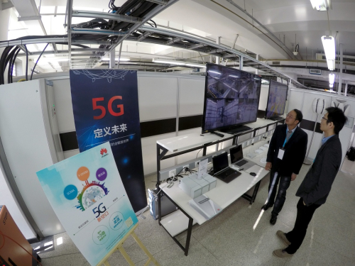 1月7日，工作人员在中国信息通信研究院5G创新实验室内工作。新华社记者 李鑫 摄
