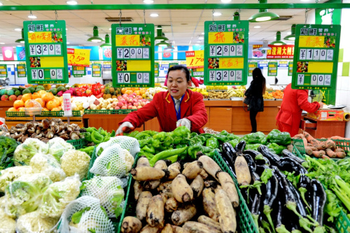 工作人员在河北省沧州市一超市内摆放蔬菜（1月7日摄）。1月9日，国家统计局发布的数据显示，2015年12月份，全国居民消费价格总水平同比上涨1.6%。新华社记者 牟宇 摄