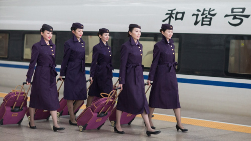 南京客运段列车员准备出乘（2015年11月10日摄）。新华社发（苏阳 摄）