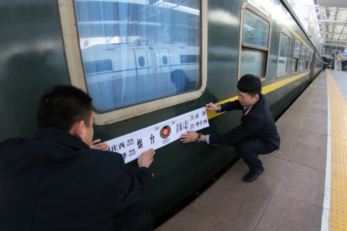 1月9日，工作人员在烟台火车站更换因调图而变更的列车到发牌。据中国铁路总公司消息，从2016年1月10日零时起，全国铁路将实行新的列车运行图，增开旅客列车285.5对，其中增开动车组列车281.5对。运行图调整后，全国铁路开行旅客列车总数达到3142对，其中动车组列车1980.5对，占比超过六成。新华社发（唐克 摄）