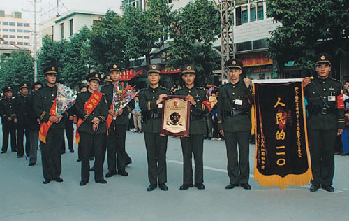 1997年12月1日，漳州公安民警迎接国务院颁发的“人民的110”荣誉牌匾和锦旗。到今天，110报警服务平台已经创立整整30年了。 “110”全称110报警服务平台。从1986年广州市公安局建立第一个110报警台，到如今的三十而立，“110”陪伴大家1万多个日夜，它的许多故事却仍然少为人知。