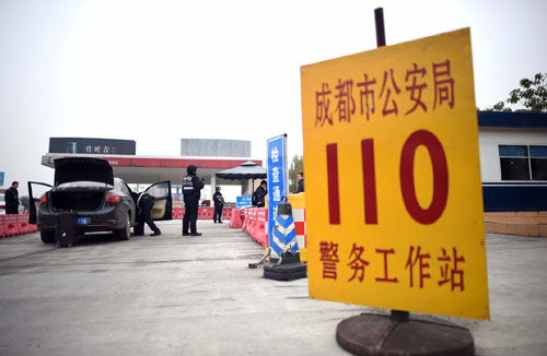 在位于成都市成南高速公路路口的110警务工作站，执勤民警对入城车辆进行安全检查（1月8日摄）。