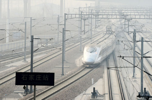 1月10日，一辆动车组列车驶入石家庄火车站。
