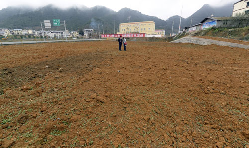 1月9日，在贵州省遵义市汇川区团泽镇，工作人员在查看耕地恢复情况。这块耕地2015年曾被违法占用建设成了驾校，经国土资源部门立案查处后，责令当事人恢复土地耕作层。