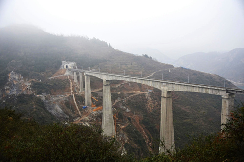 这是织纳铁路控制性工程——武佐河大桥（1月9日摄）。1月10日上午，一趟由贵阳开往纳雍的K9563次列车缓缓驶入贵州省毕节市纳雍县纳雍站，标志着历时3年建设的织纳铁路正式开通运营，以货运为主兼具客运的这条铁路为贵州“织纳煤田”架起煤运新通道。新华社记者 骆飞 摄