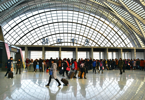1月10日，乘坐经津保铁路由天津西开往太原南的D2021次列车的旅客，在天津西站候车大厅排队检票。当日零时起，全国铁路实行新的列车运行图。津保铁路自2015年12月28日开通运营，由开通初期的每天开行4.5对增至每天开行27.5对。新华社发（杨宝森 摄）