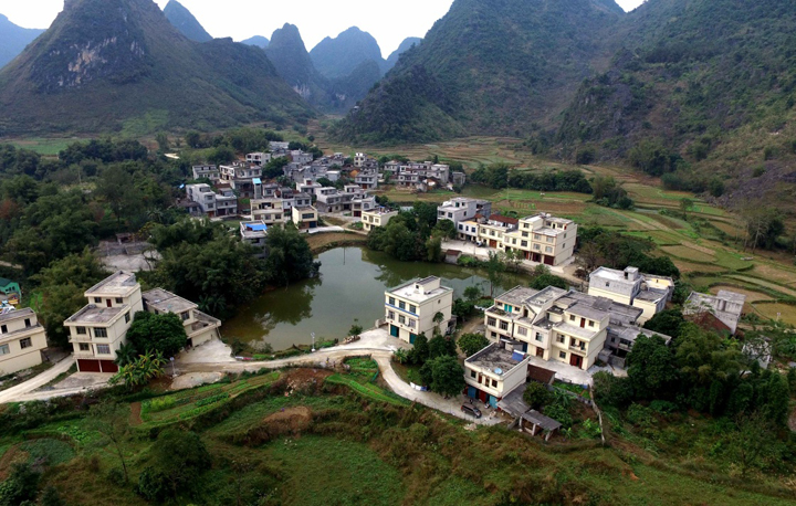 这是广西都安瑶族自治县地苏镇兴利村（1月6日摄）。2013年以来，广西以环境综合整治和基础设施建设为重点，因地制宜、因村施策，发挥群众主体作用，分阶段推进“美丽广西”乡村建设，3年来，广西各级财政累计投入355亿元用于改善农村人居环境。