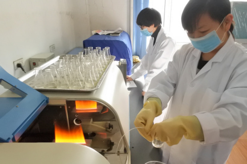 1月11日，在黑龙江省牡丹江市农业技术推广总站测土配肥化验中心，工作人员利用仪器检测土样中钾的含量。当日，牡丹江市2016年度春耕生产土壤肥料含量化验检测全面启动，上千个土样可在春节前全部完成检测化验并形成相应的施肥配方，施肥配方建议卡将在备春耕前免费发到农户手中，为改良土壤、合理施肥等农业生产提供科学依据。自2008年起，牡丹江市利用国家专项政策资金扶持，免费为当地农户提供测土配方服务，截至目前共有580万亩耕地受益。新华社发（张春祥 摄）